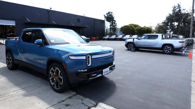 Imagen del artículo titulado Las ventas directas de vehículos eléctricos cuestan a los concesionarios de California $910 millones en ganancias